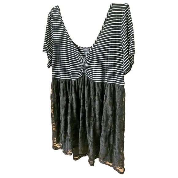 TORRID Plus Size Black & White Striped Peplum Lace V-Neck Tunic/Dress - Picture 5 of 16